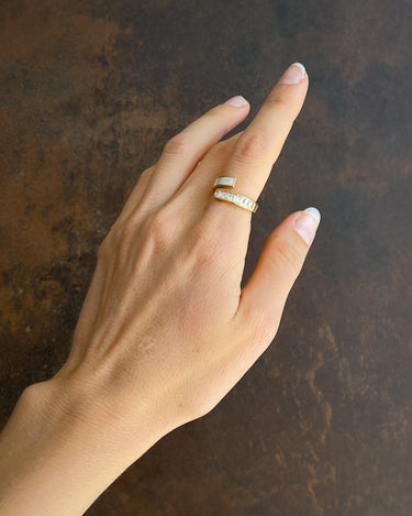 AMANDA SHELL AND DIAMOND SPIRAL RING 18K GOLD - STUDIO JO STORE